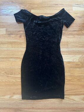 Design Lab Lord & Taylor Black Velvet Off-Shoulder Mini